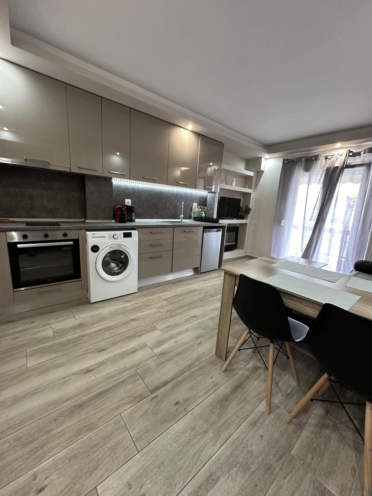 Minimalist Apartments W/ View Солун Екстериор снимка